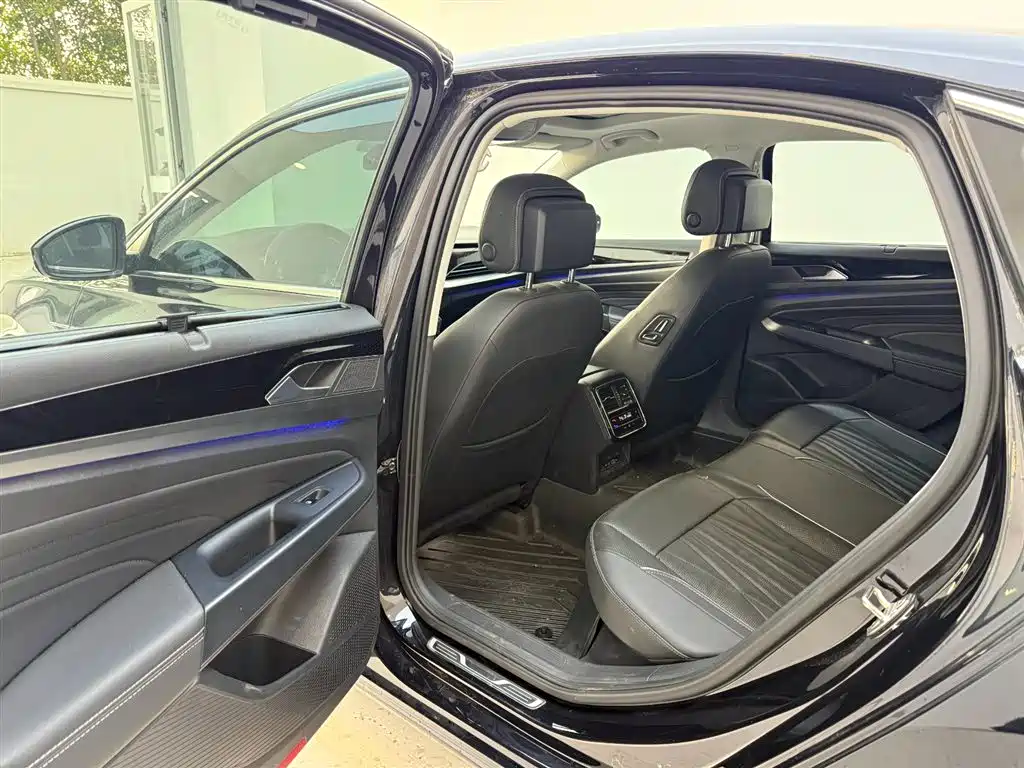 Volkswagen Passat 2022 330TSI Starlight Luxury Edition фото 19