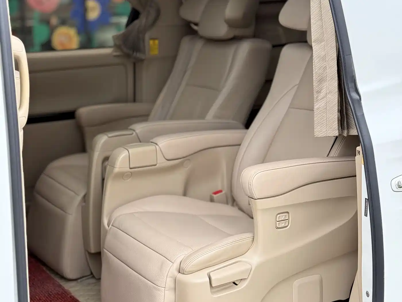 Toyota Alphard фото 6