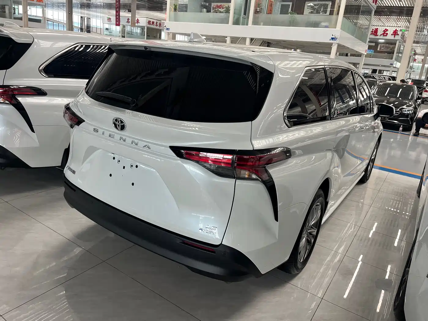 Toyota Sienna 2024 2.5L Hybrid Comfort Edition фото 11