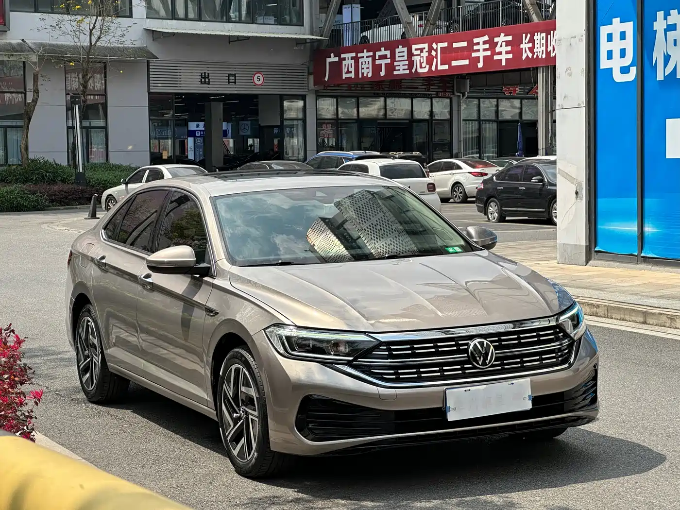 Volkswagen Sagitar 2023 Model Year 280TSI DSG Surpass Edition фото 3