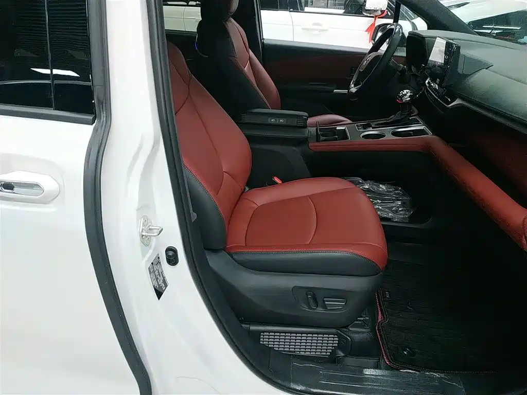 Toyota Granvia 2024 2.5L Hybrid Comfort фото 25