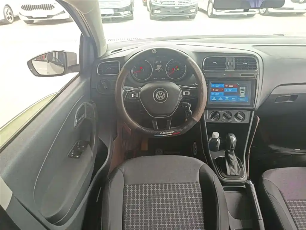 Volkswagen Polo 2016 1.6L Automatic Comfort фото 11