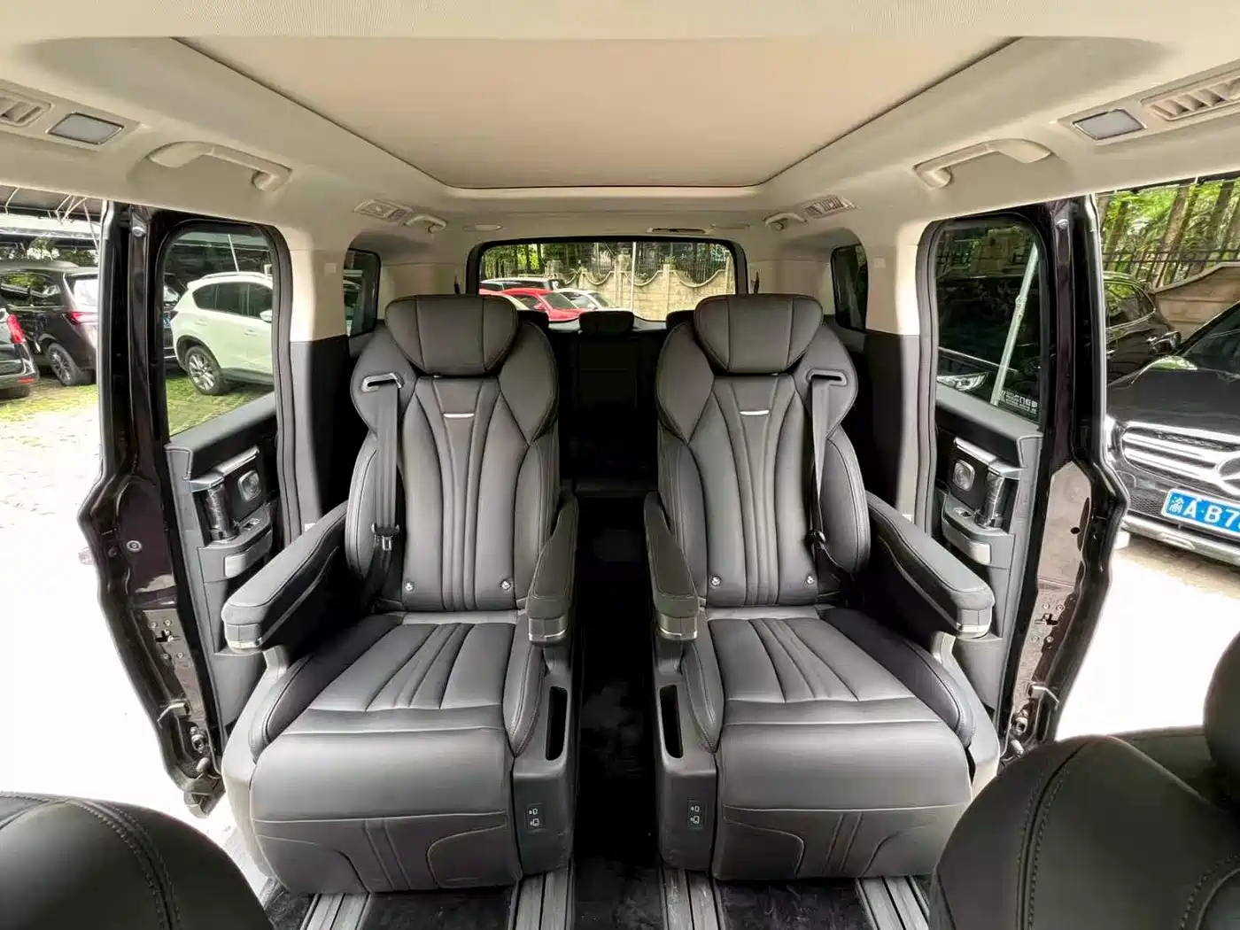 Hongqi HQ9 PHEV 2024 Model 2.0T AWD Business Edition фото 13