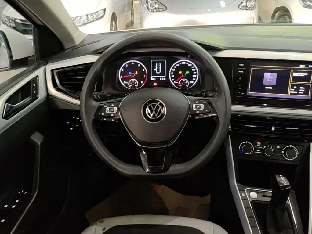 VOLKSWAGEN POLO