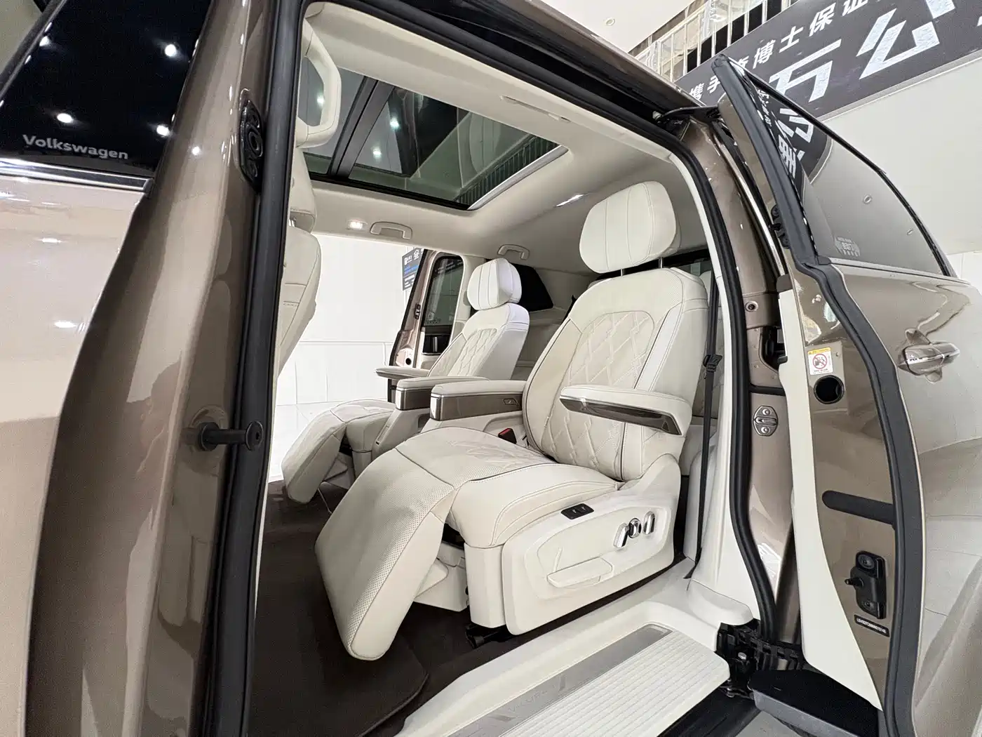 Volkswagen Viloran 2023 380TSI Premium Edition фото 14