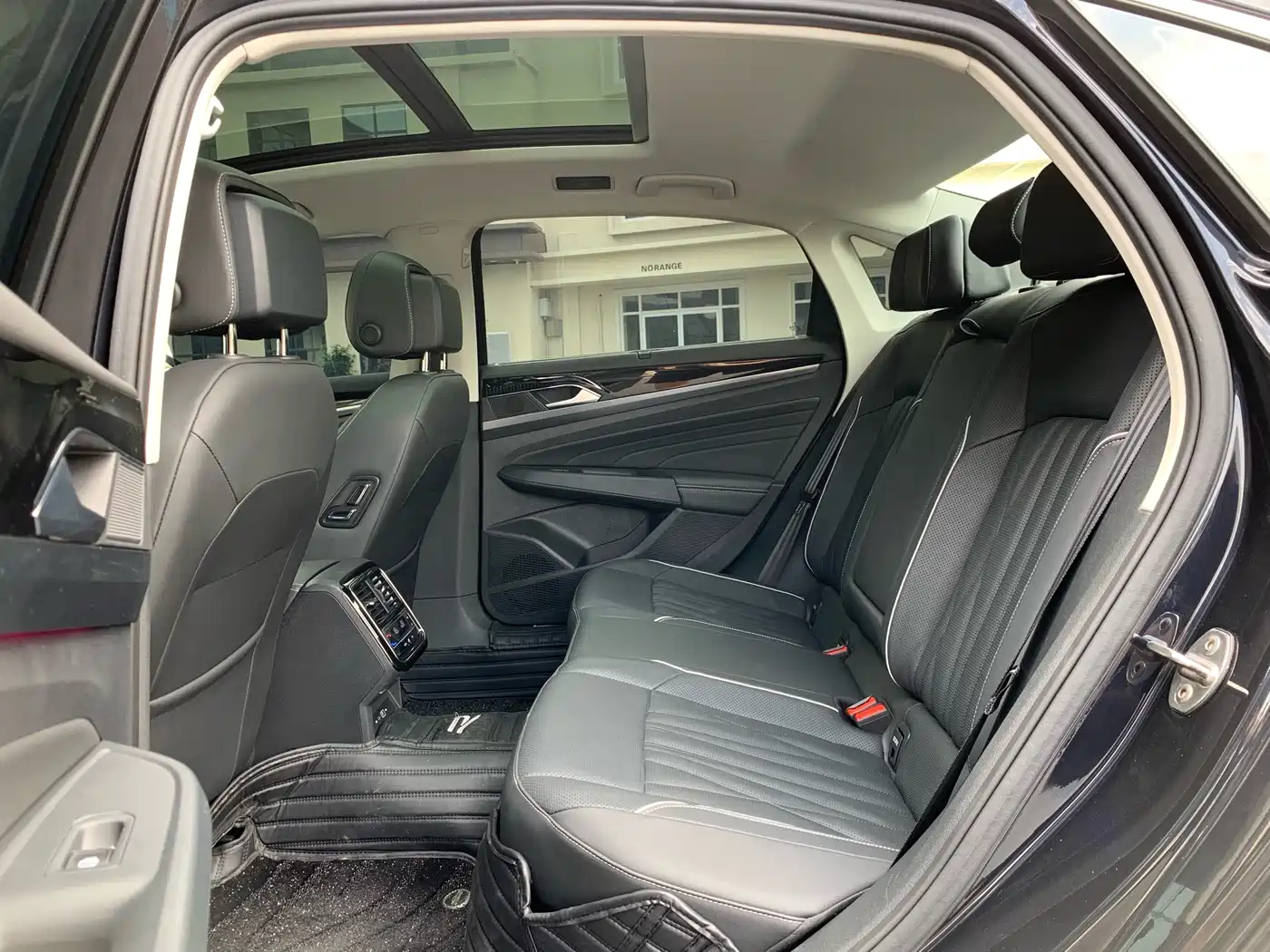 Volkswagen Passat 2023 330TSI Starlight Luxury Edition фото 14