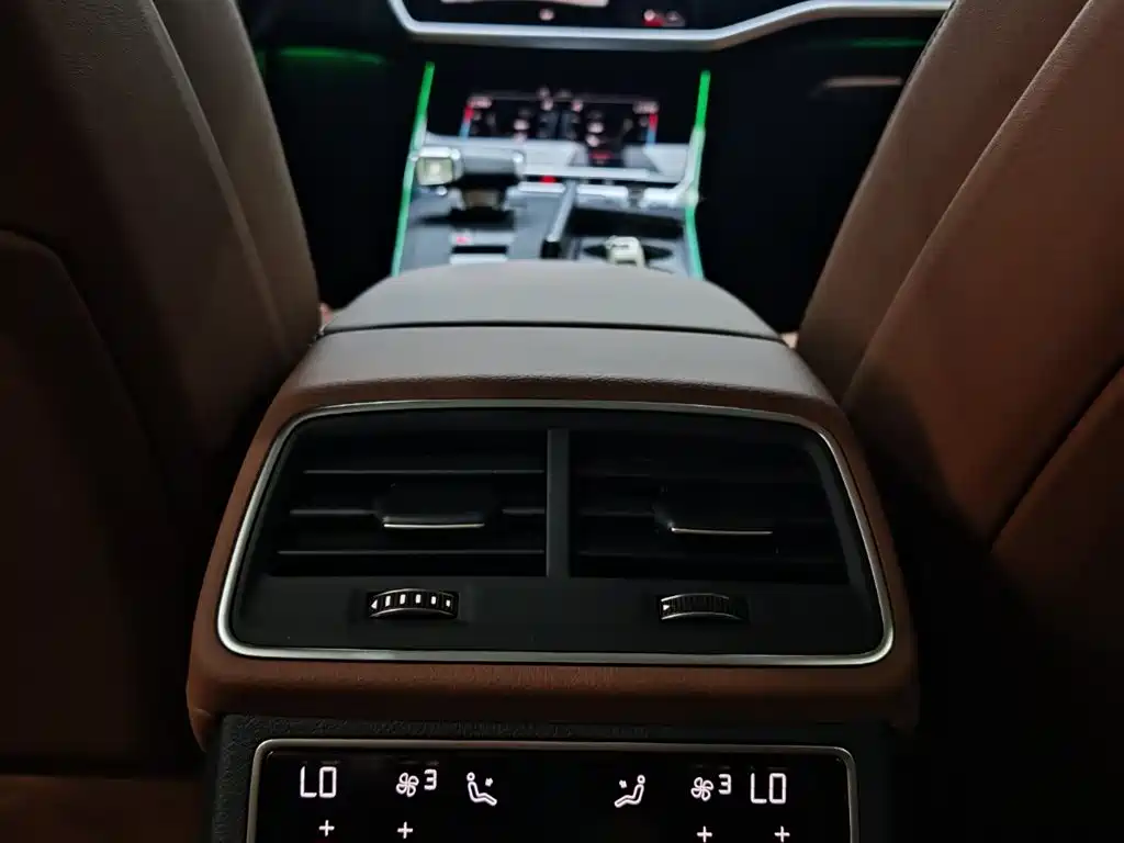 Audi A7L 2024 45 TFSI Luxury фото 16
