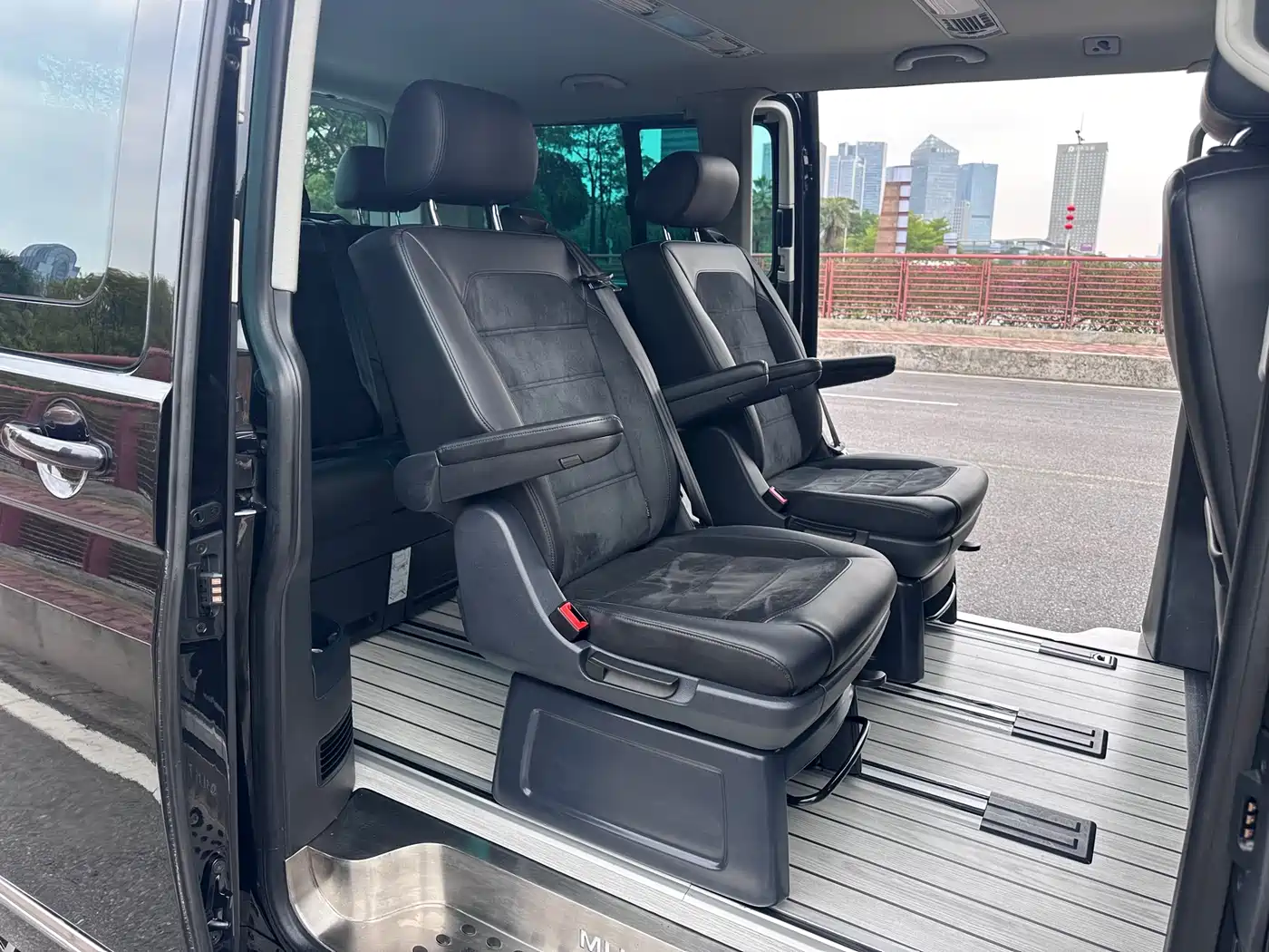Volkswagen Multivan 2018 2.0TSI 4WD Premium Edition 7-Seater фото 10