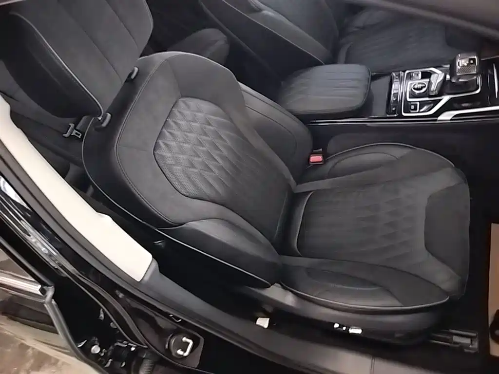 Hongqi HS5 2022 Facelift 2.0T Smart Flag Enjoyment Edition фото 25