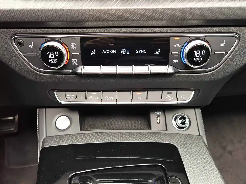 Audi Q5L 2025 45th Anniversary Edition 40 TFSI Luxury Sport фото 15
