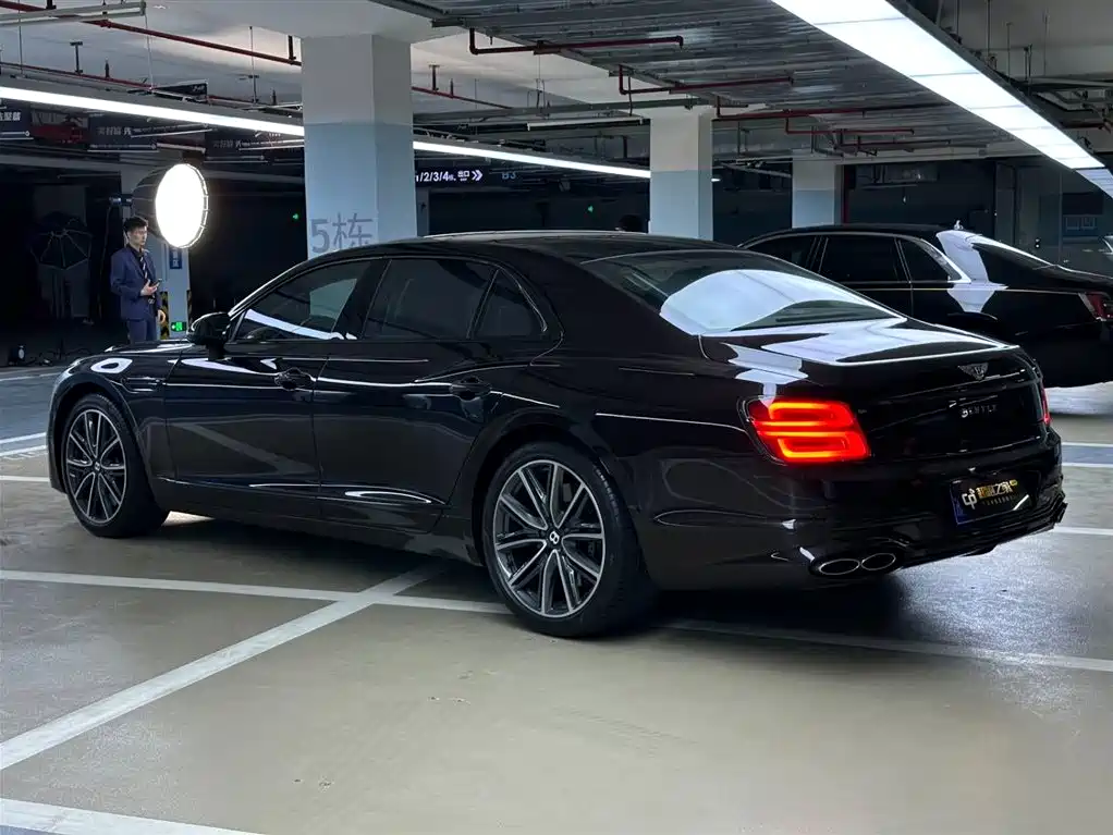 Bentley Flying Spur 2021 4.0T V8 Standard Version фото 2