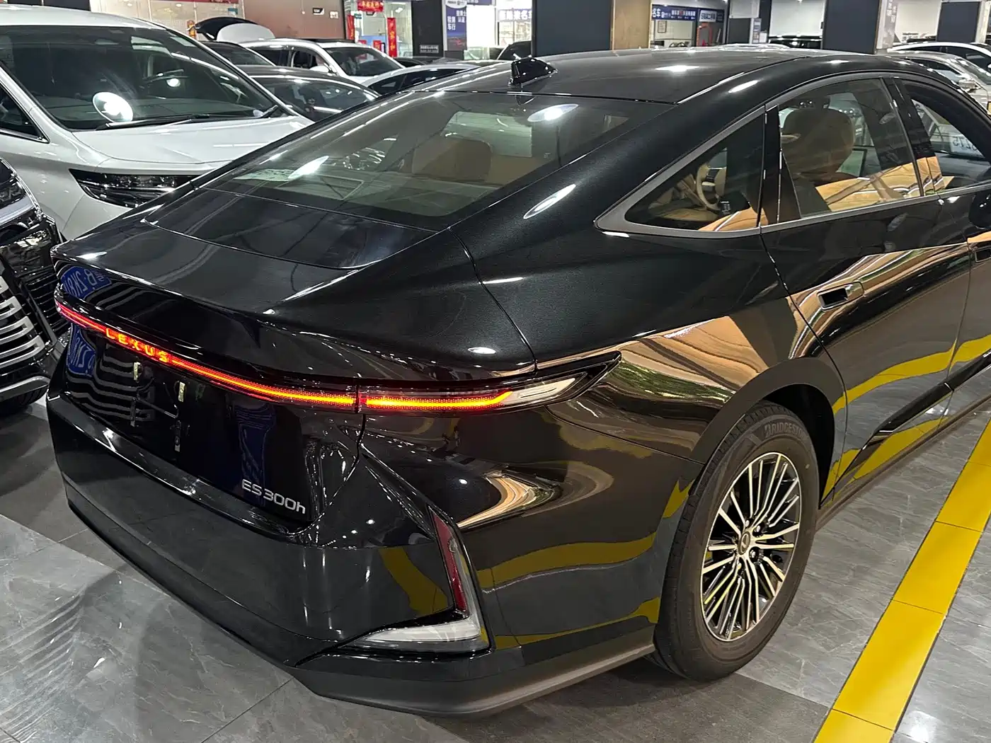 Lexus ES 2026 2025 Model 300h Base Version