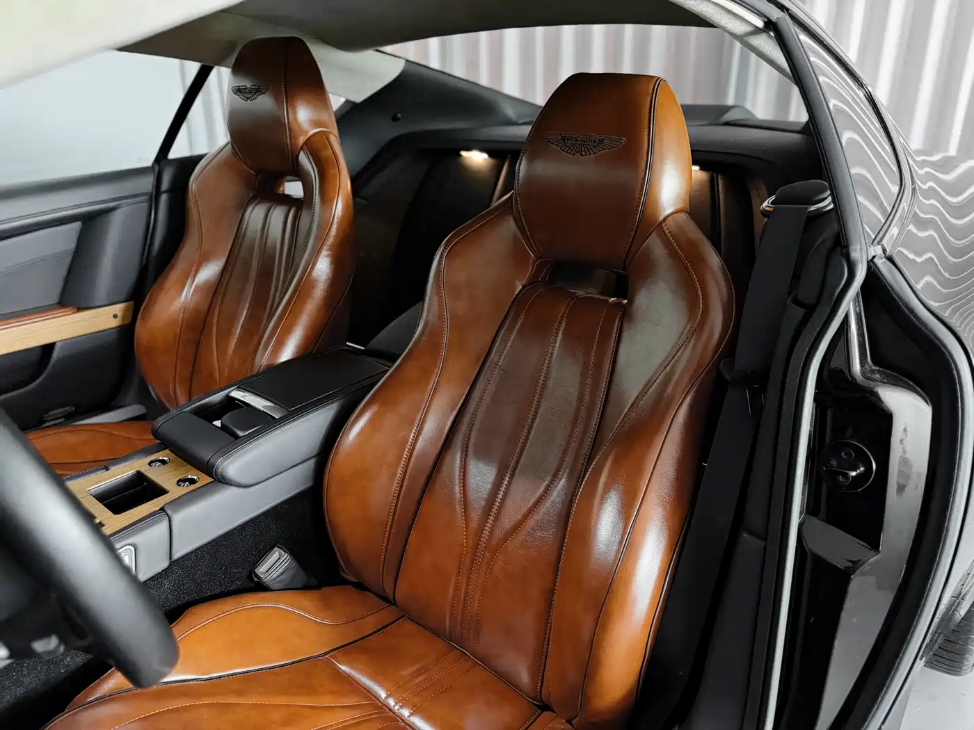 Aston Martin Virage 2012 6.0 Coupe фото 7