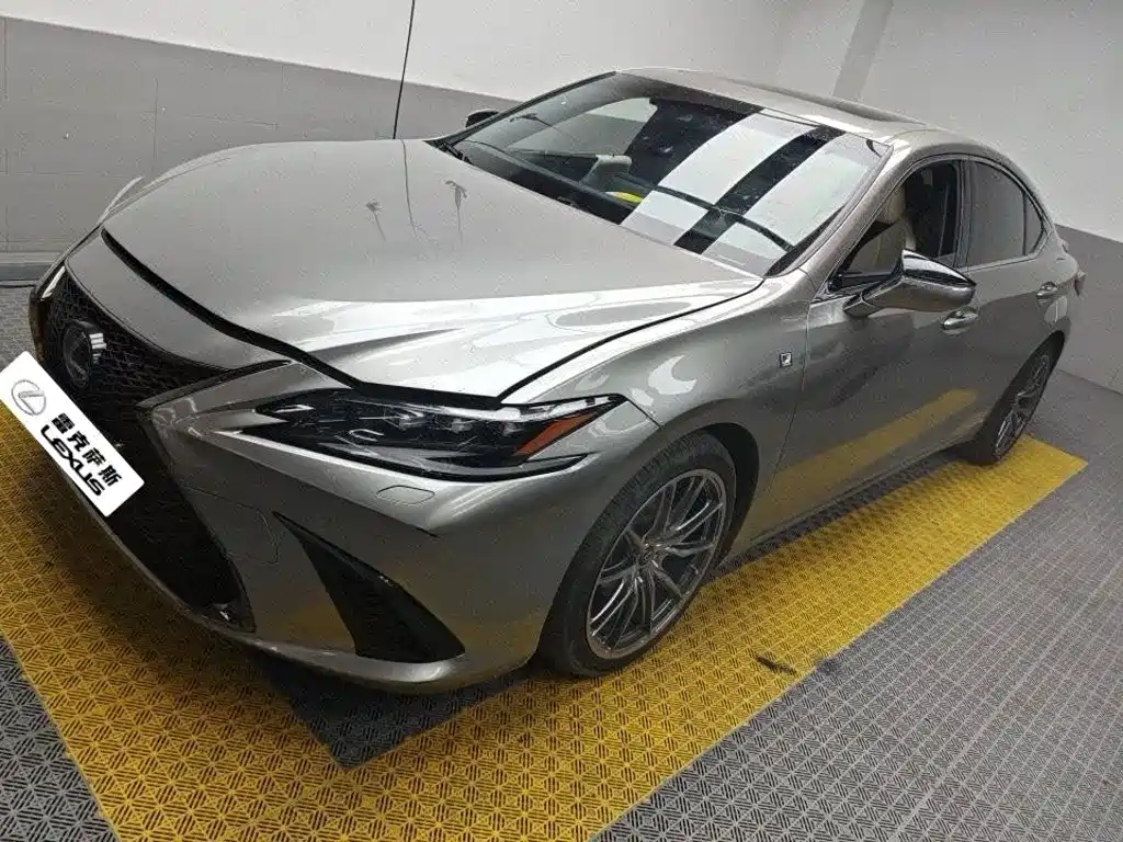 Фото 1 - Lexus ES
