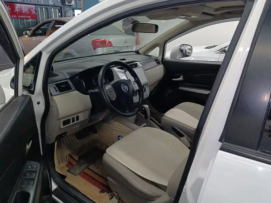 Venucia R50 2015 2015 1.6L Automatic Luxury Edition