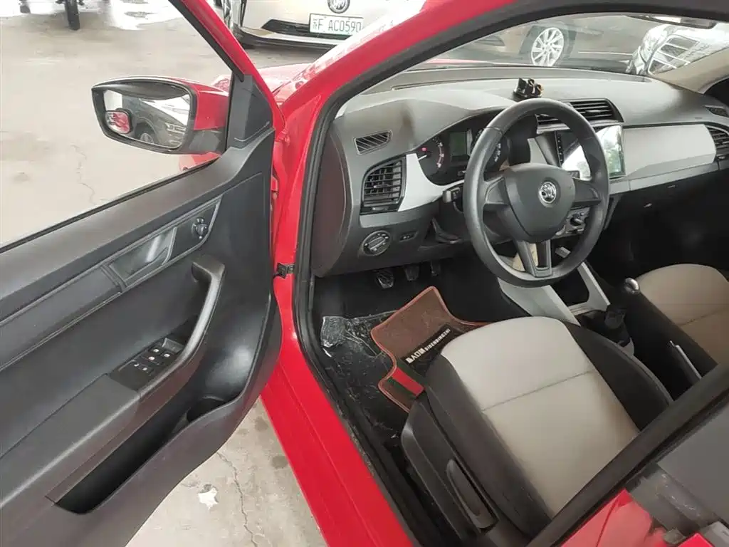 Škoda Fabia 2015 1.4L Manual Advance Edition фото 16