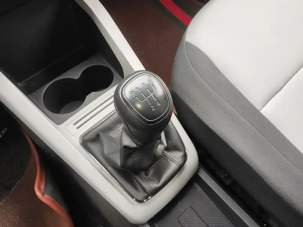 Škoda Fabia 2015 1.4L Manual Advance Edition фото 14