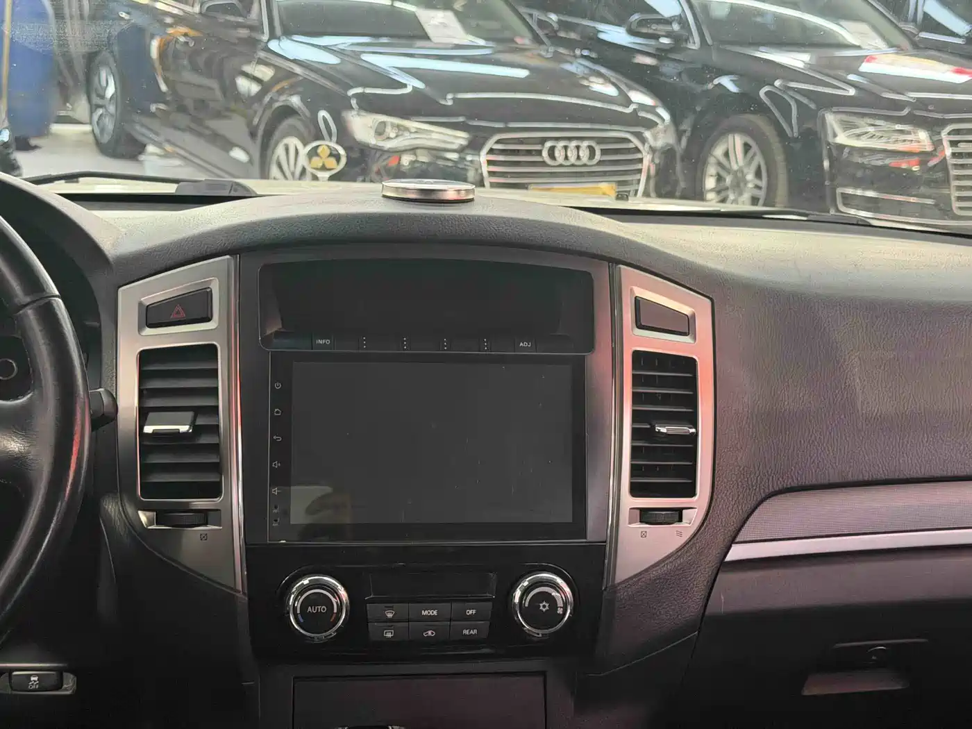 Mitsubishi Pajero (Import) 2020 3.0L Automatic Standard Edition фото 8