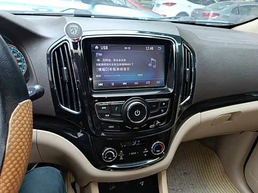 Baojun 730 2015 2014 1.5L Manual Luxury Navigation ESP Edition 7-Seater