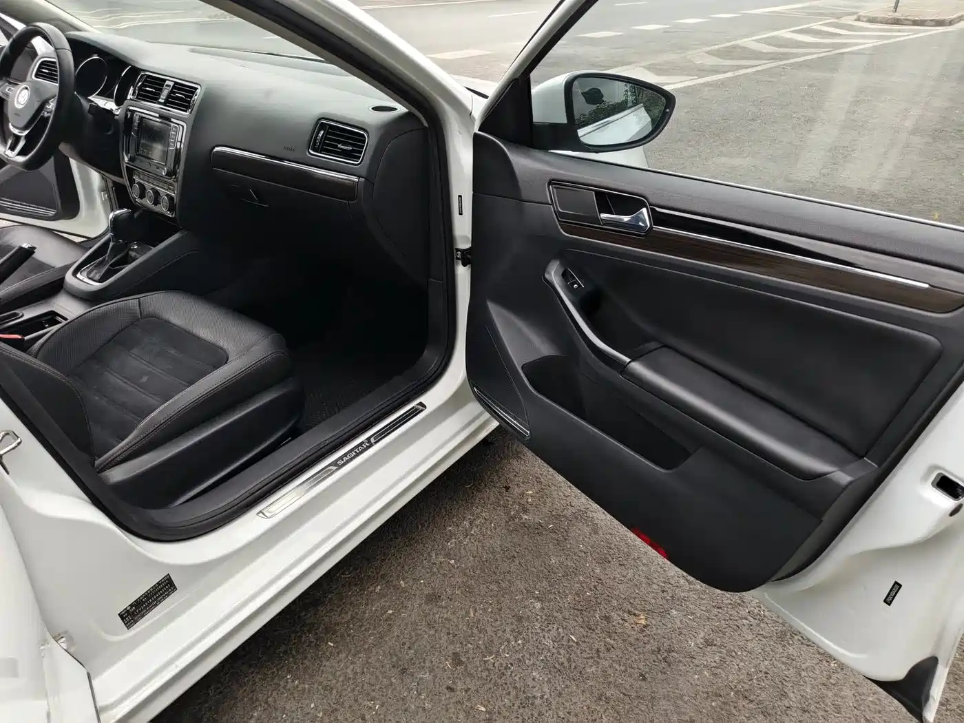 Volkswagen Sagitar 2017 1.6L Automatic Comfort фото 4
