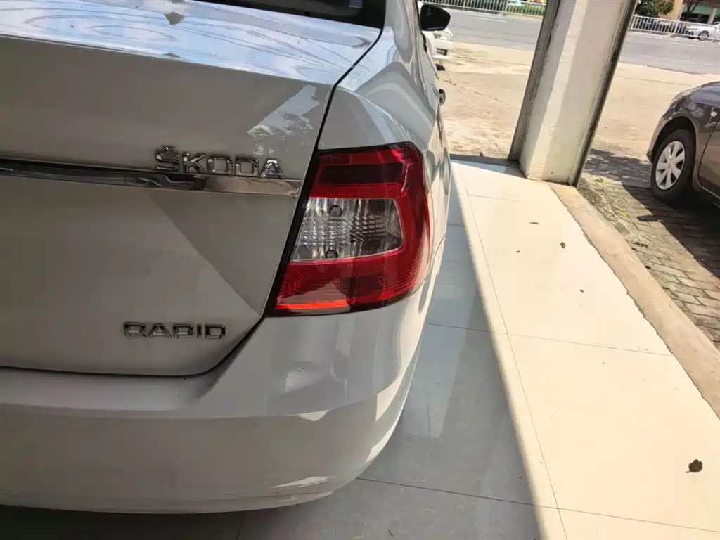 Škoda Rapid 2016 1.6L Automatic Forward Edition фото 8
