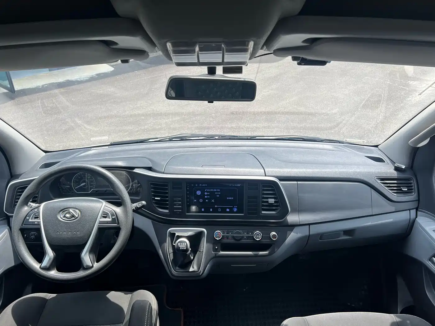 SAIC Maxus Xintu V80 2023 2.0T Manual Classic Aoyun Short Wheelbase Medium Roof 5/6 Seats фото 8