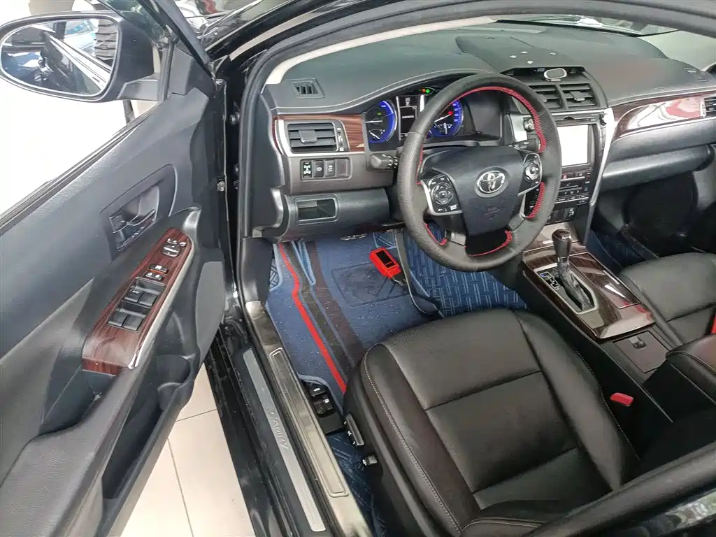 Toyota Camry 2016 Hybrid 2.5HG 10th Anniversary Luxury Navigation Edition фото 13