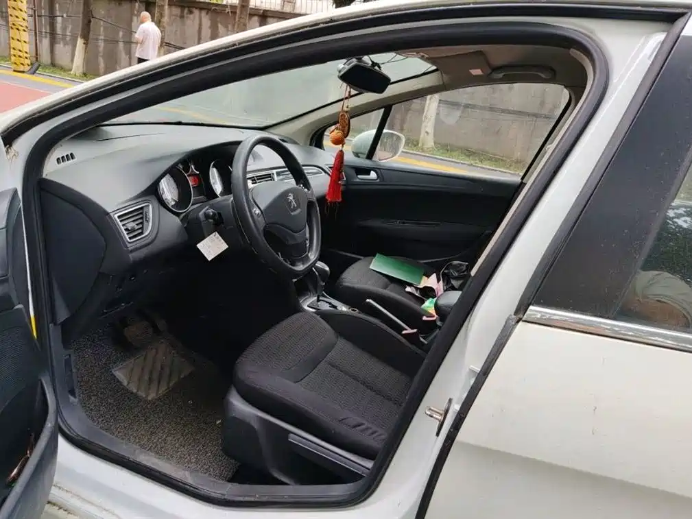 Peugeot 308 2014 Model Joy Edition Classic 1.6L Automatic Superior Style фото 14