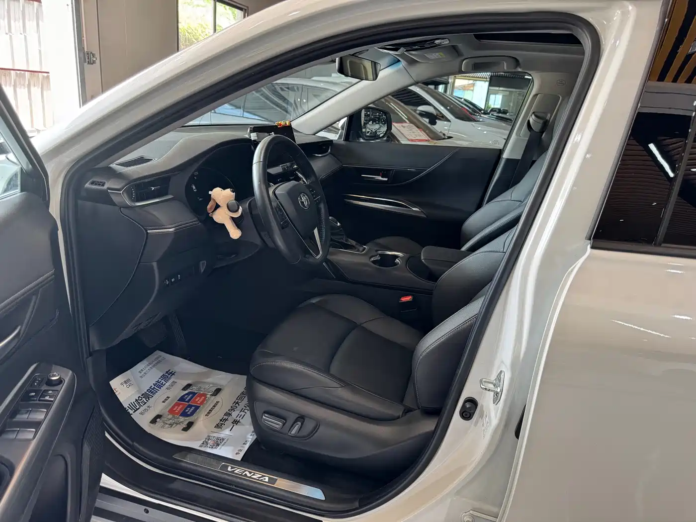 Toyota Venza 2023 2.0L CVT FWD Luxury фото 29