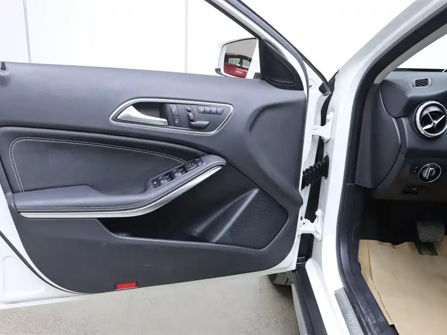 Mercedes-Benz GLA 2016 GLA 220 4MATIC Fashion фото 11