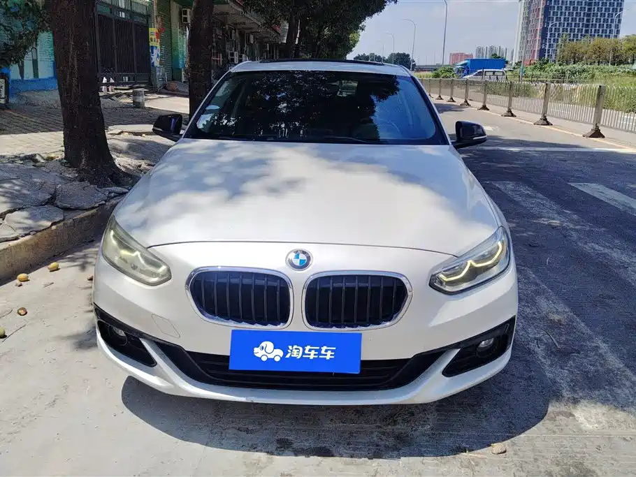 BMW 1 Series 2018 118i Sport Edition фото 2