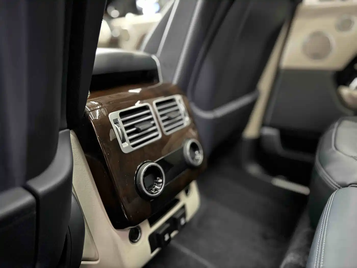 Land Rover Range Rover 2021 3.0 L6 Heritage Edition фото 15