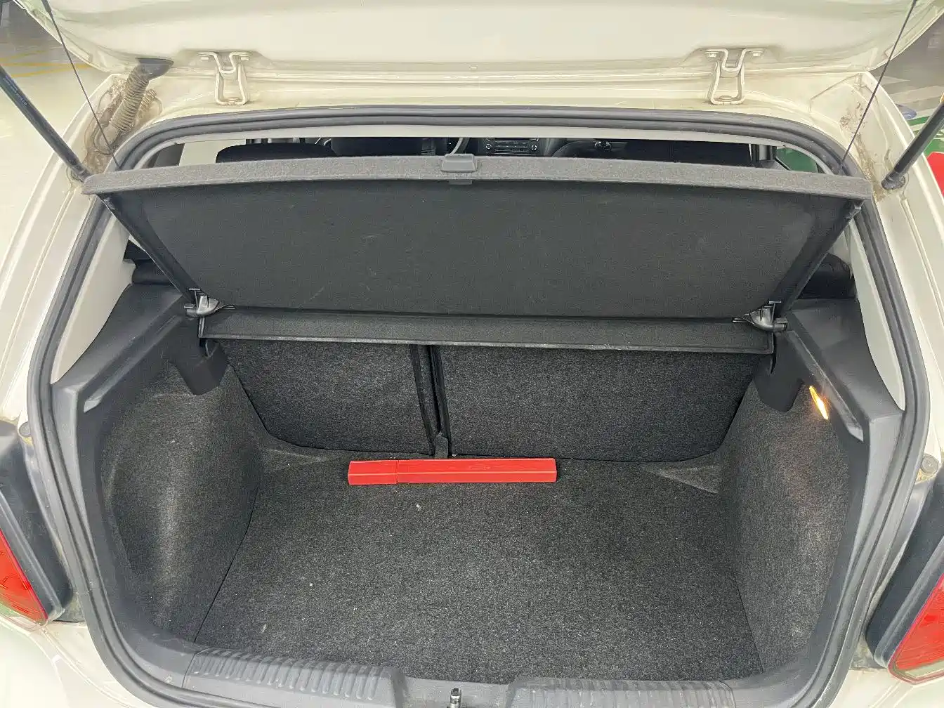 Volkswagen Polo 2013 1.4L Automatic Luxury Edition фото 12