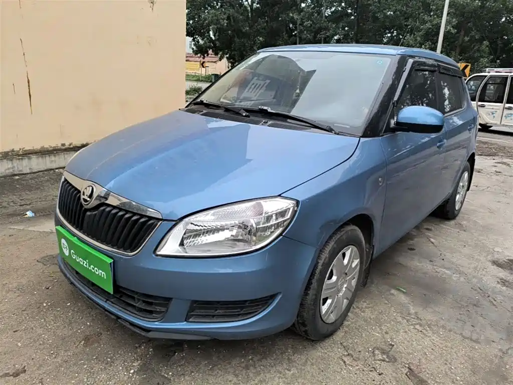 Škoda Fabia 2014 1.4L Manual Crystal Edition фото 2