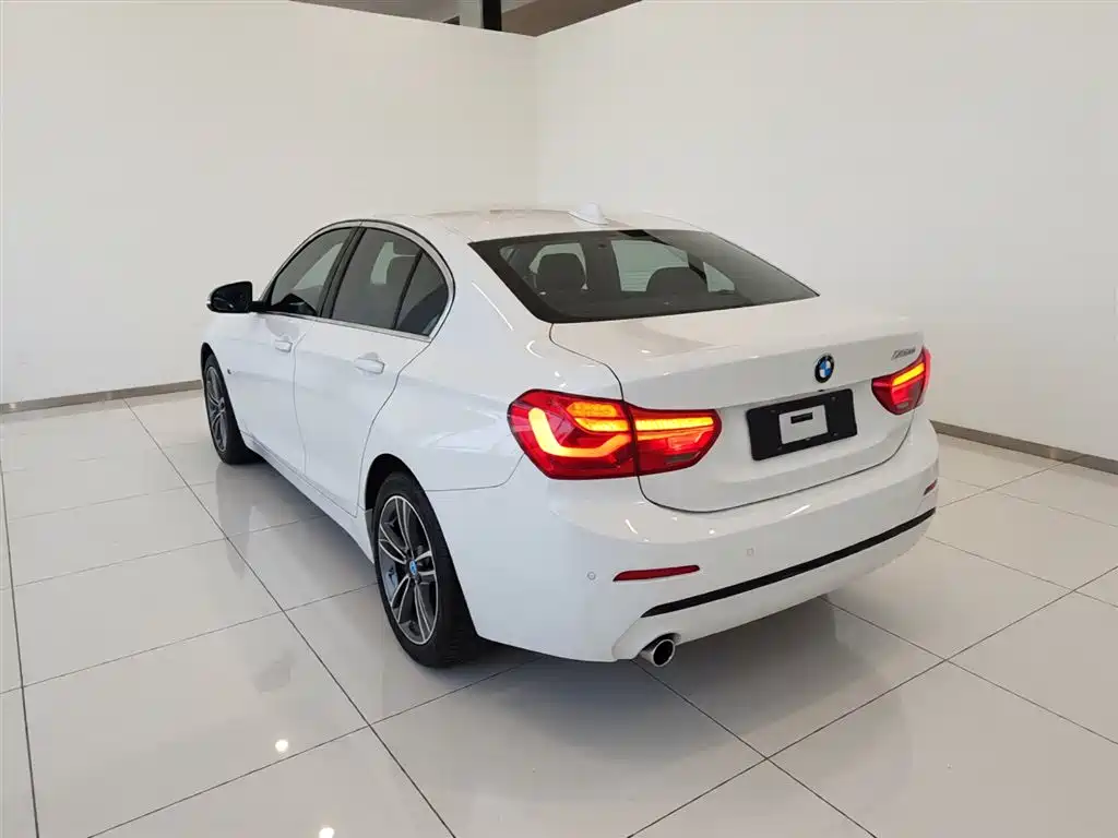 BMW 1 Series 2018 118i Sport Edition фото 5