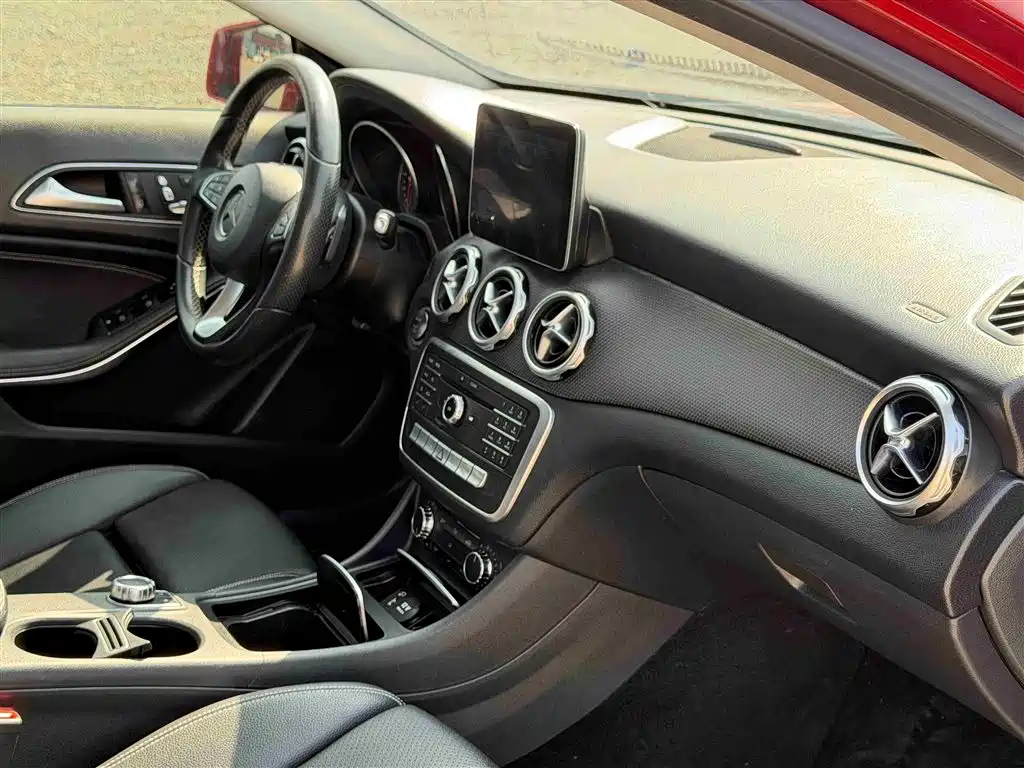 Mercedes-Benz GLA 2018 GLA 200 Dynamic фото 12