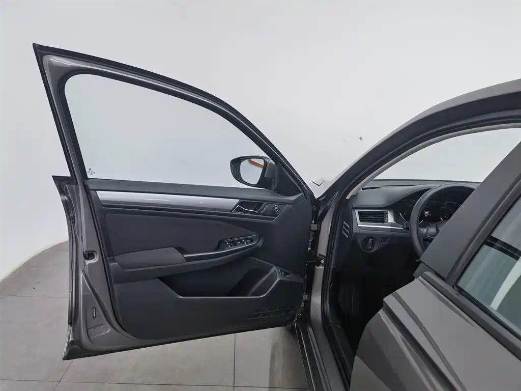 Volkswagen Bora 2016 Model 1.6L Manual Fashion фото 8