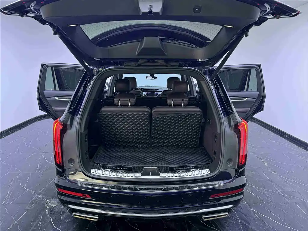 CADILLAC XT6