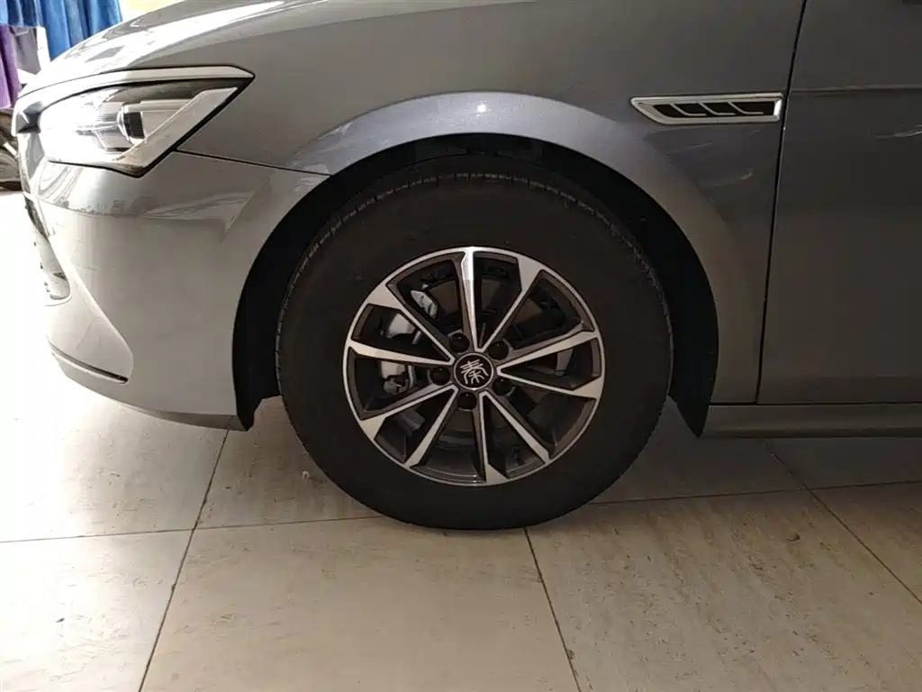 BYD Qin PLUS 2024 Glory Edition DM-i 55KM Leading фото 23