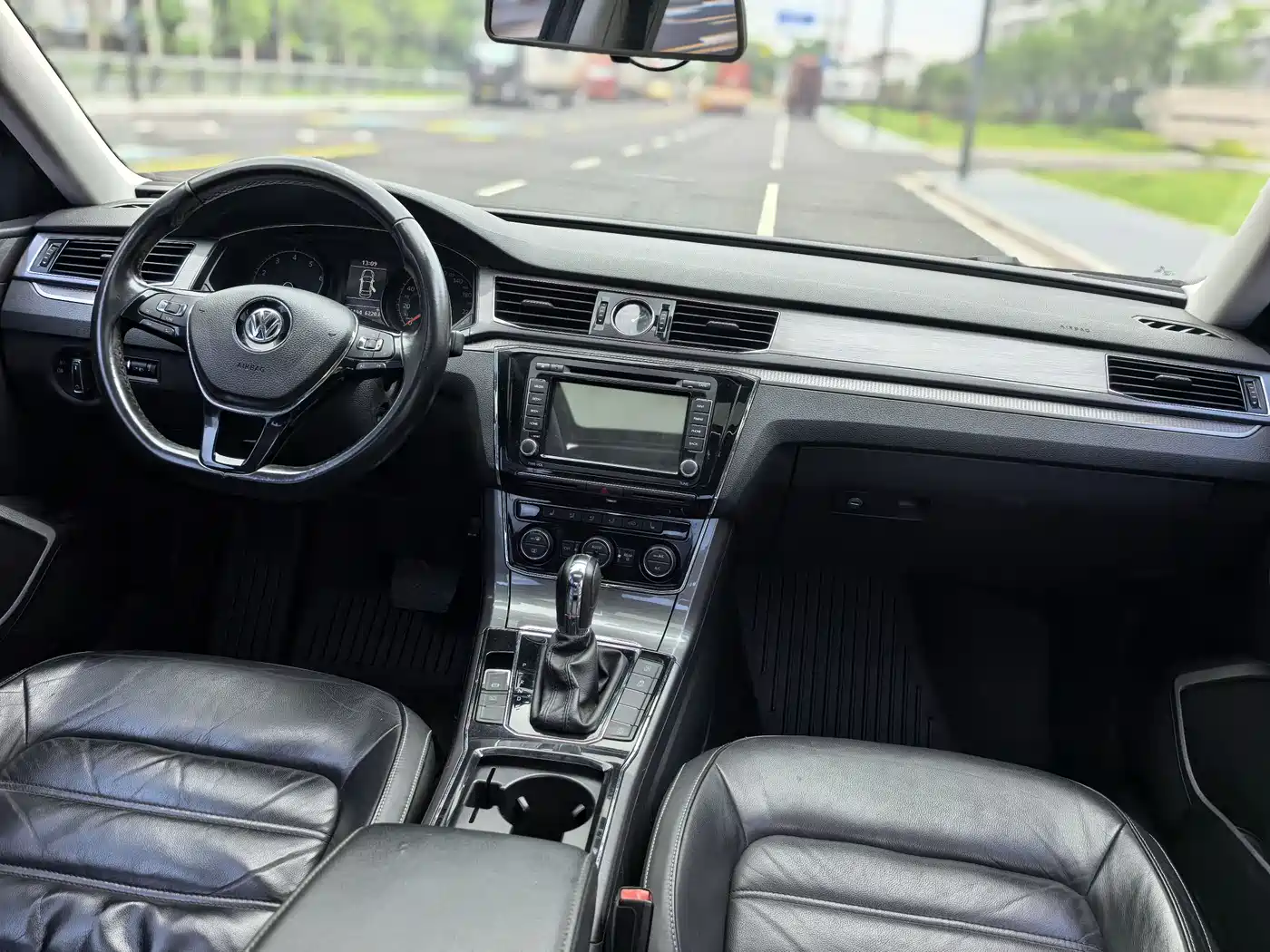 Volkswagen Passat 2016 330TSI DSG Honor Edition фото 9