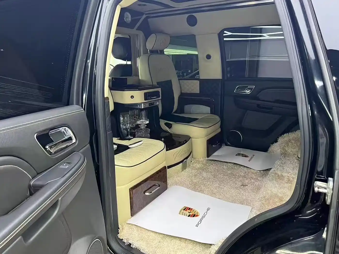 Cadillac Escalade 2013 6.2L ESV Platinum Extended фото 5