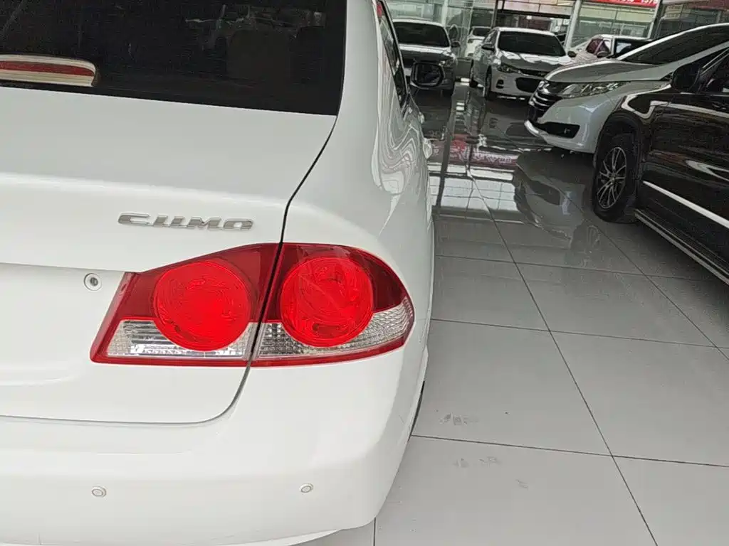 CIIMO CIIMO 2015 2015 1.8L Automatic Comfort Edition