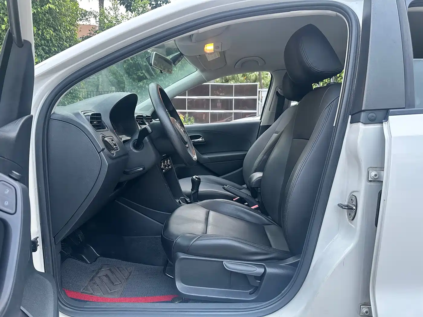 Volkswagen Polo 2016 1.4L Manual Trend фото 4