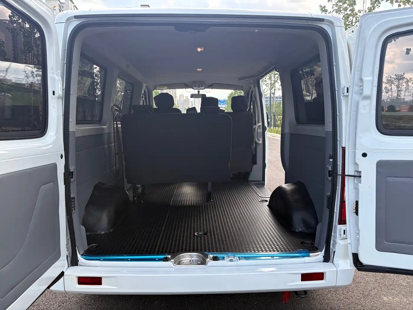 SAIC Maxus Xintu V80 2025 PRO Pride Transport 2.0T Manual Short Wheelbase Ultra-low Roof 5/6 Seats фото 9