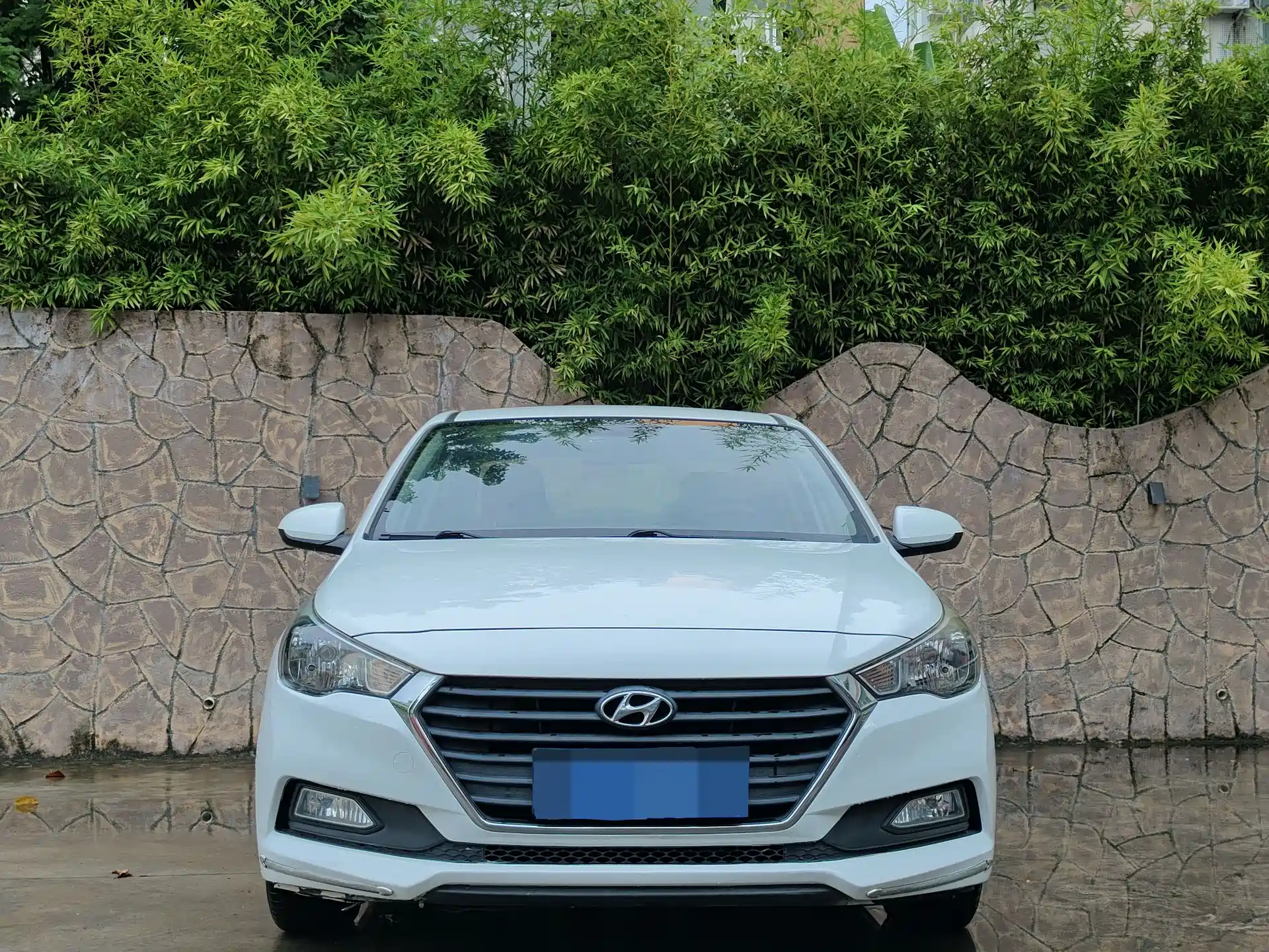 Photo 2 - Hyundai Verna