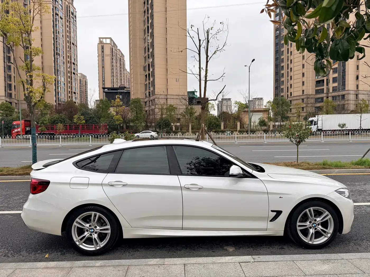 BMW 3 Series GT 2019 320i M Sport Package фото 10
