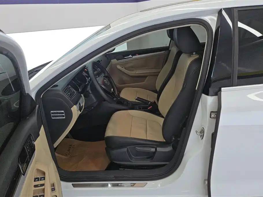 Volkswagen Sagitar 2015 230TSI Automatic Comfort фото 9