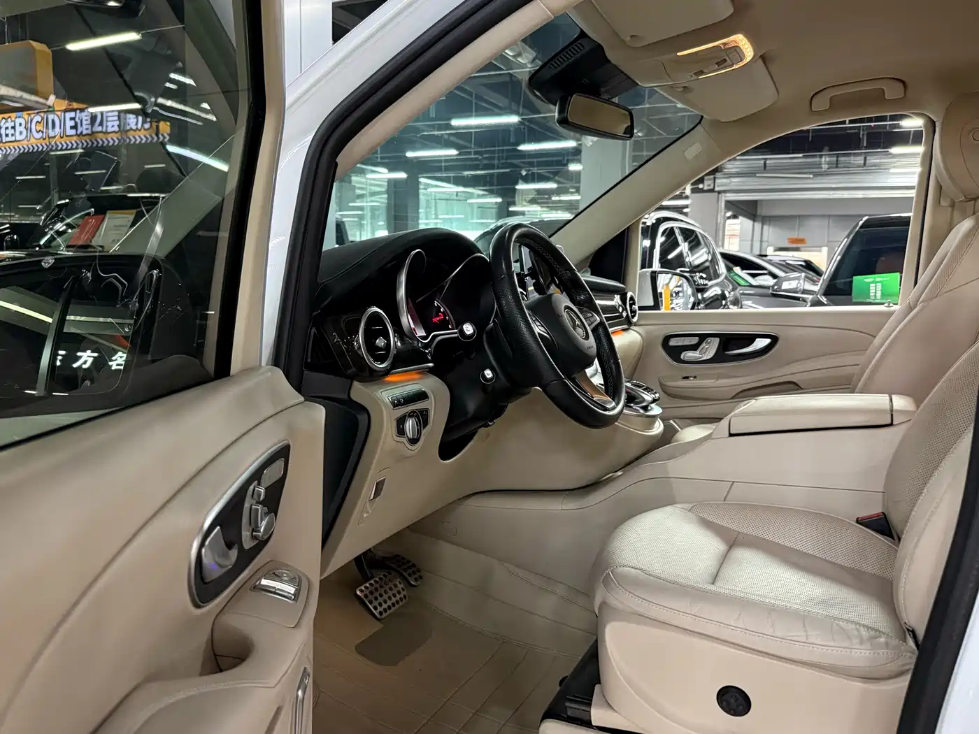 Mercedes-Benz V-Class 2017 Model V 260 L Premium Extended Edition фото 7