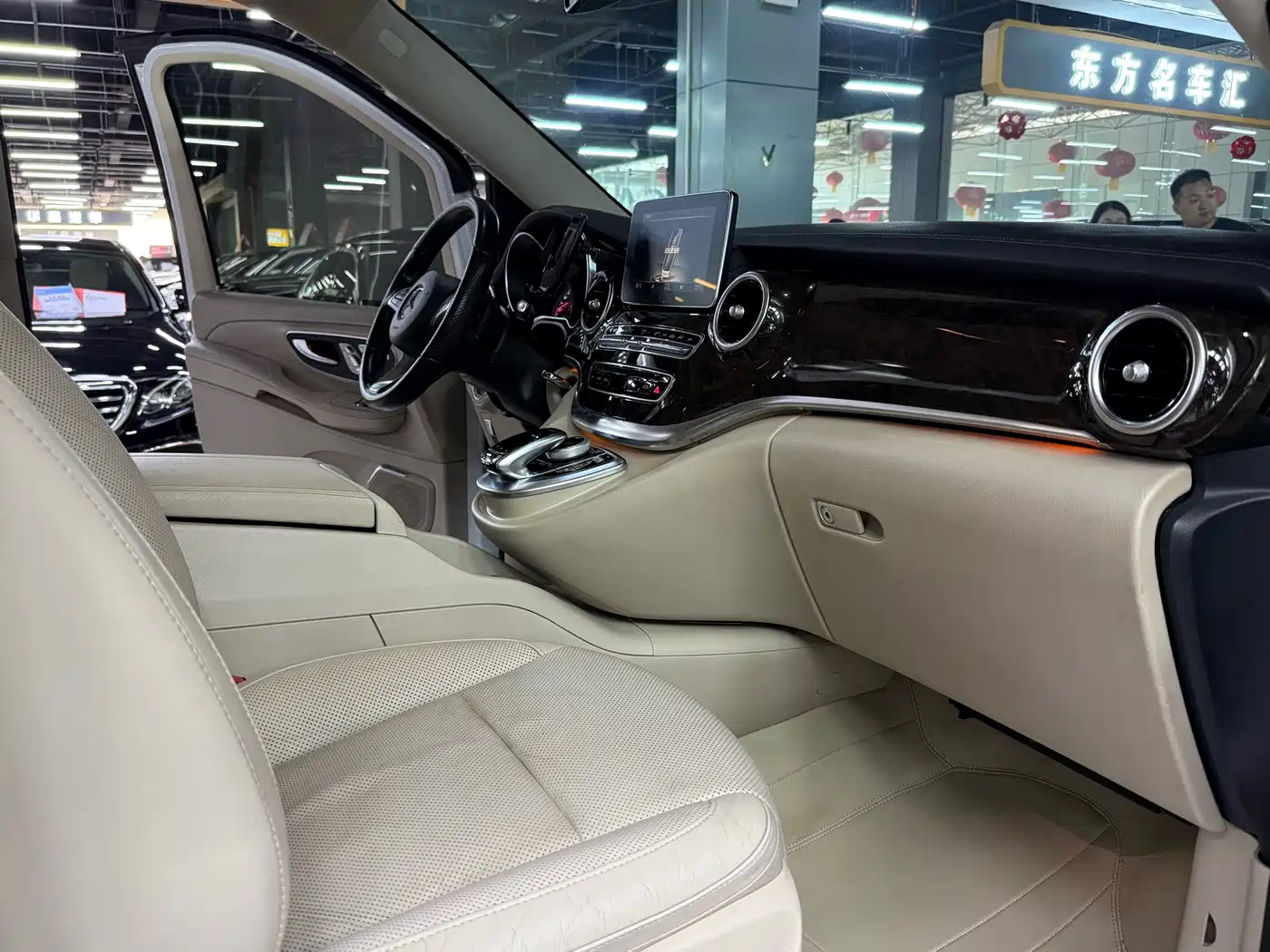 Mercedes-Benz V-Class 2017 Model V 260 L Premium Extended Edition фото 16