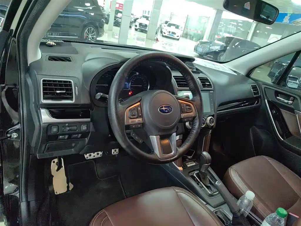 Subaru Forester 2016 2.5i Prestige Navigation Edition фото 6